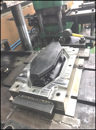 ต้นแบบชิ้นส่วนซ่อมยางรองสายพานรถถังหลักรุ่น M48A5 และรุ่น M60A1 A3 1